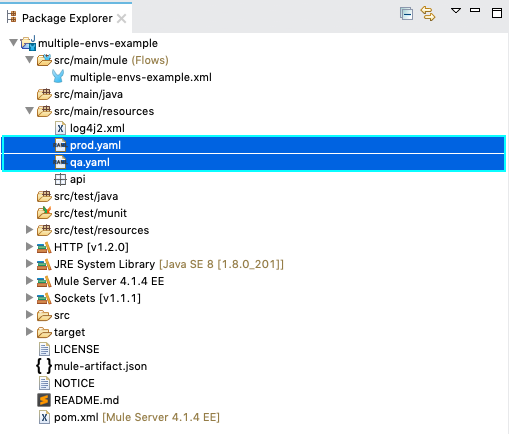 Anypoint Studio のさまざまな環境 (本番や QA など) のフォルダーが含まれるプロジェクト構造が表示されている Package Explorer